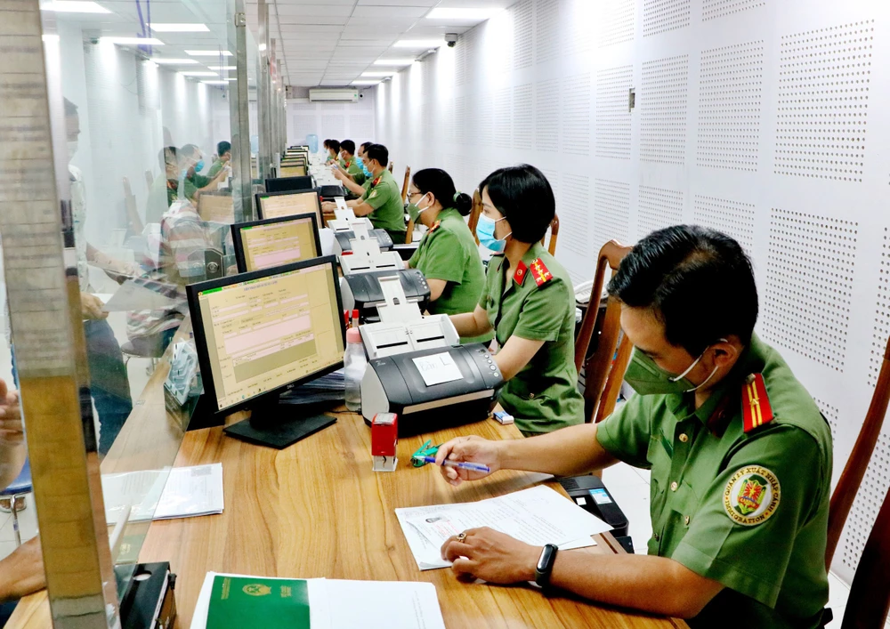 TPHCM tiếp nhận gần 30.000 hồ sơ cấp, đổi hộ chiếu mẫu mới ảnh 1 TPHCM tiếp nhận gần 30.000 hồ sơ cấp, đổi hộ chiếu mẫu mới ảnh 1