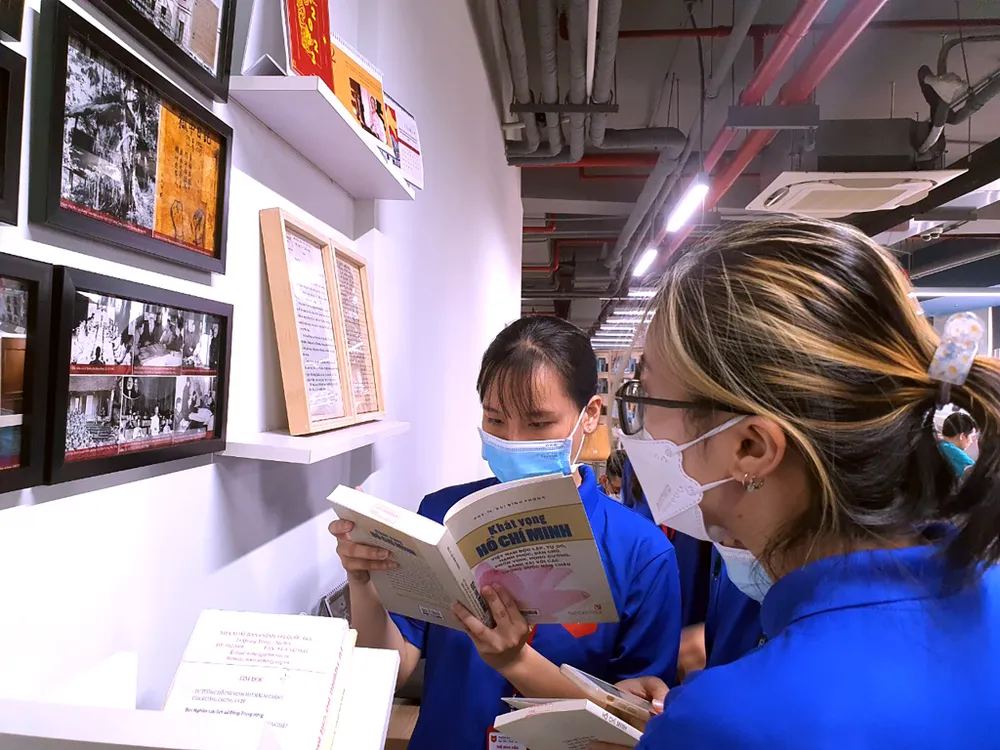 Đưa tư tưởng của Bác đến gần sinh viên hơn với tủ sách “Hồ Chí Minh“ ảnh 1