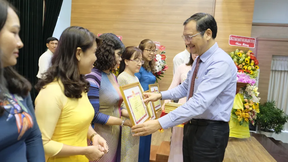 Chăm lo học sinh là con em công nhân ở các khu công nghiệp, khu chế xuất ảnh 2