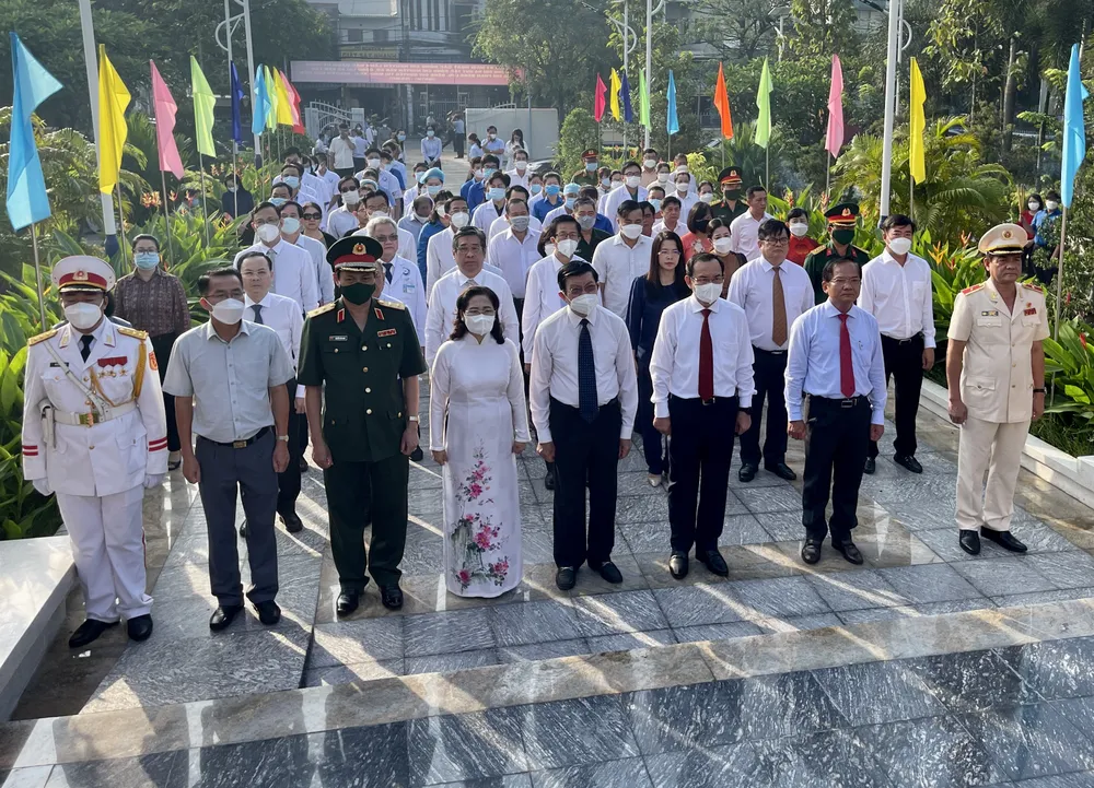 Lãnh đạo TPHCM dâng hoa, dâng hương và dự lễ giỗ 81 năm ngày hy sinh của các đồng chí nguyên lãnh đạo Đảng ảnh 7