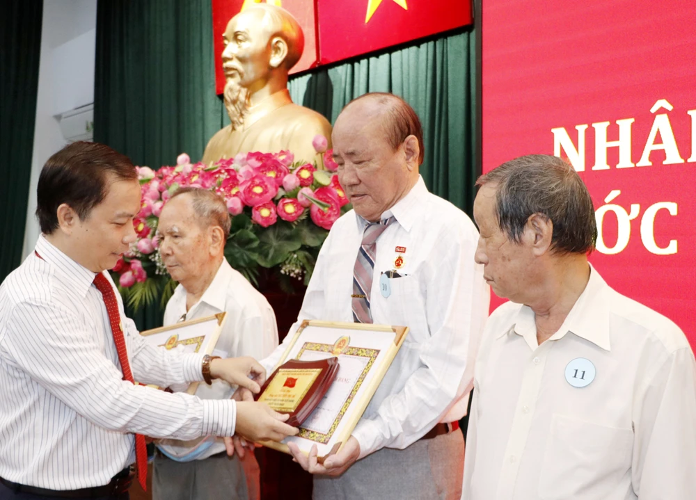Trao tặng, truy tặng Huy hiệu Đảng đợt 2-9 ảnh 2 Trao tặng, truy tặng Huy hiệu Đảng đợt 2-9 ảnh 2