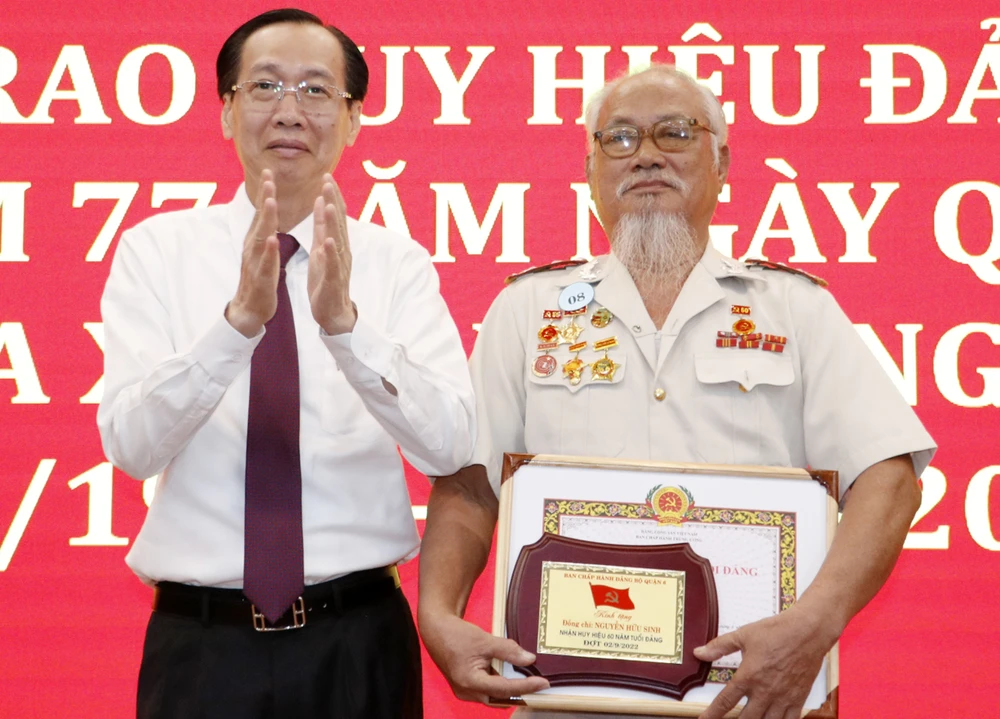 Trao tặng, truy tặng Huy hiệu Đảng đợt 2-9 ảnh 1 Trao tặng, truy tặng Huy hiệu Đảng đợt 2-9 ảnh 1