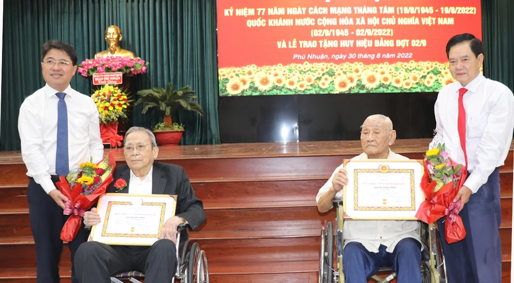 Trao tặng, truy tặng Huy hiệu Đảng đợt 2-9 ảnh 8 Trao tặng, truy tặng Huy hiệu Đảng đợt 2-9 ảnh 8
