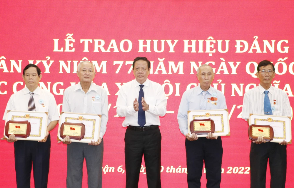 Trao tặng, truy tặng Huy hiệu Đảng đợt 2-9 ảnh 3 Trao tặng, truy tặng Huy hiệu Đảng đợt 2-9 ảnh 3