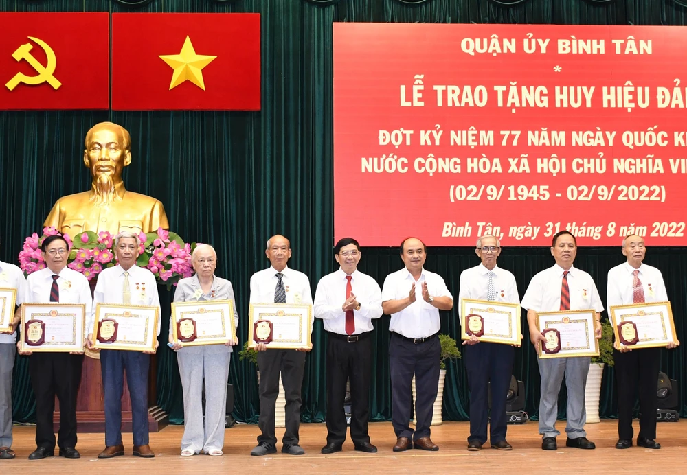 Quận Bình Tân trao tặng, truy tặng Huy hiệu Đảng cho 103 đảng viên ảnh 4 Quận Bình Tân trao tặng, truy tặng Huy hiệu Đảng cho 103 đảng viên ảnh 4