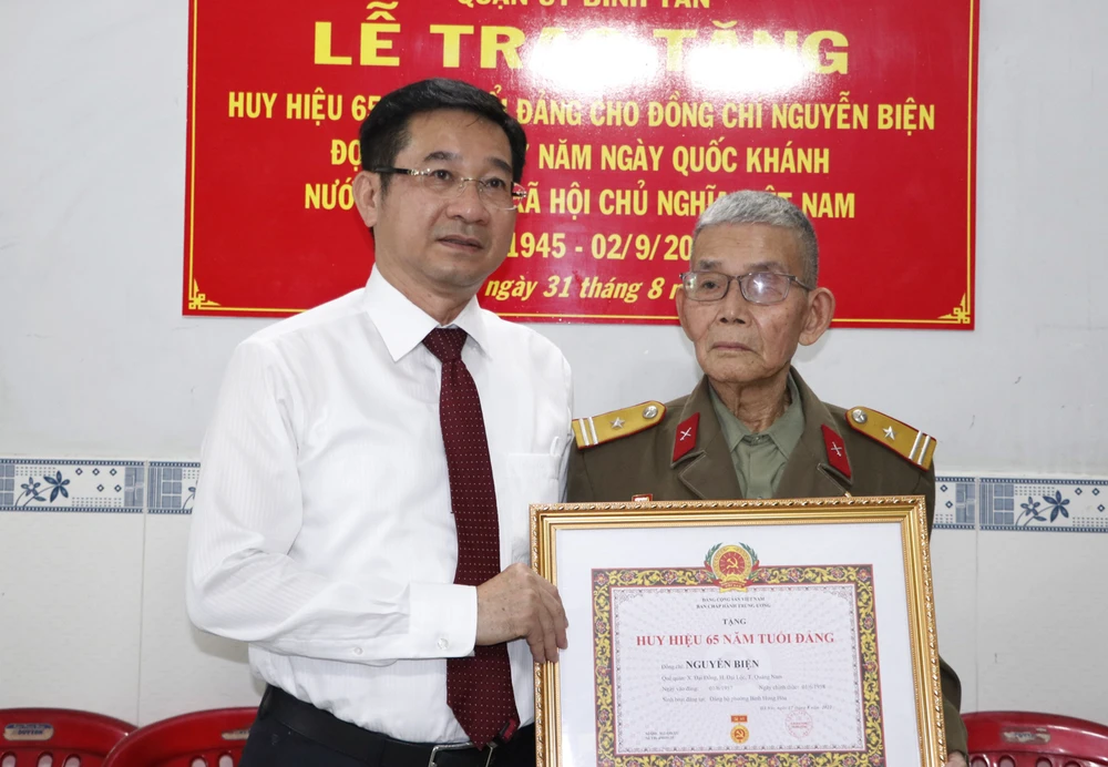 Quận Bình Tân trao tặng, truy tặng Huy hiệu Đảng cho 103 đảng viên ảnh 1 Quận Bình Tân trao tặng, truy tặng Huy hiệu Đảng cho 103 đảng viên ảnh 1