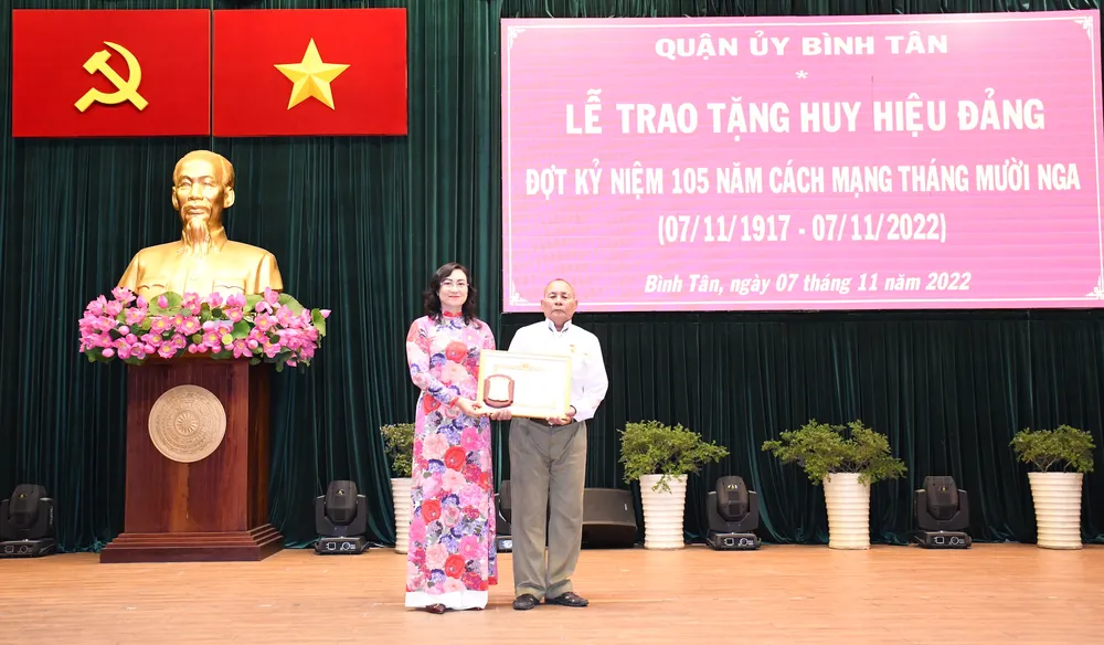 Ghi nhận công lao, lòng thủy chung son sắt của các đồng chí nhận Huy hiệu Đảng ảnh 1 Ghi nhận công lao, lòng thủy chung son sắt của các đồng chí nhận Huy hiệu Đảng ảnh 1