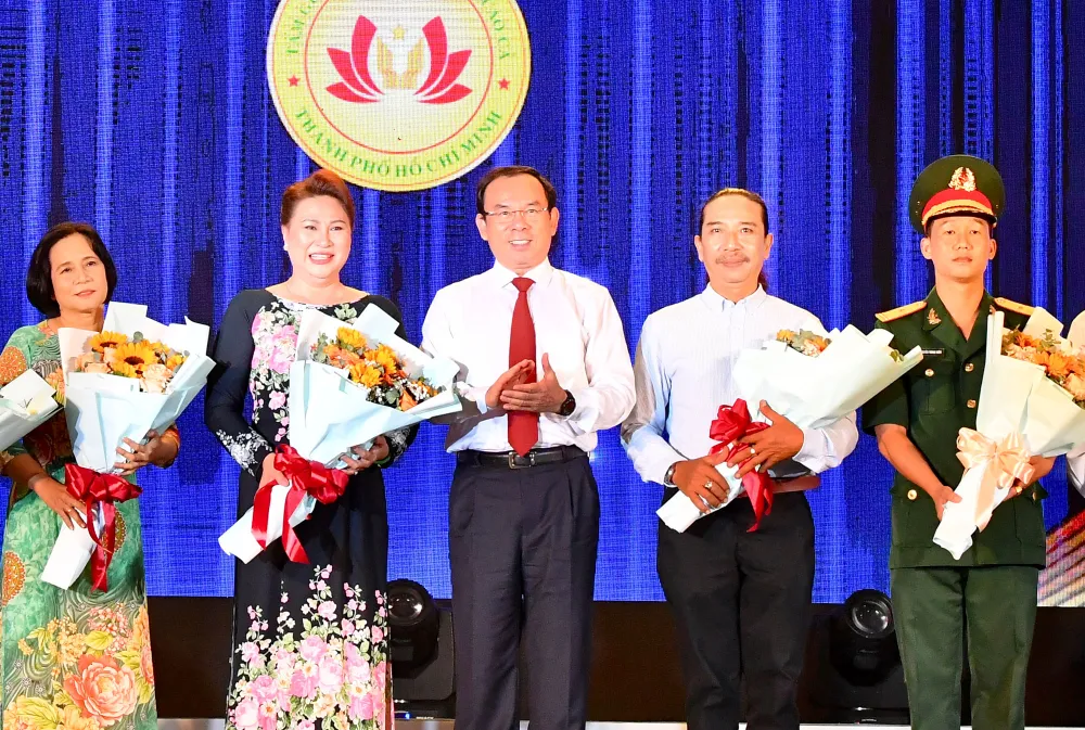 Bí thư Thành ủy TPHCM Nguyễn Văn Nên: Đổi mới bình chọn tuyên dương những tấm gương thầm lặng mà cao cả ảnh 2