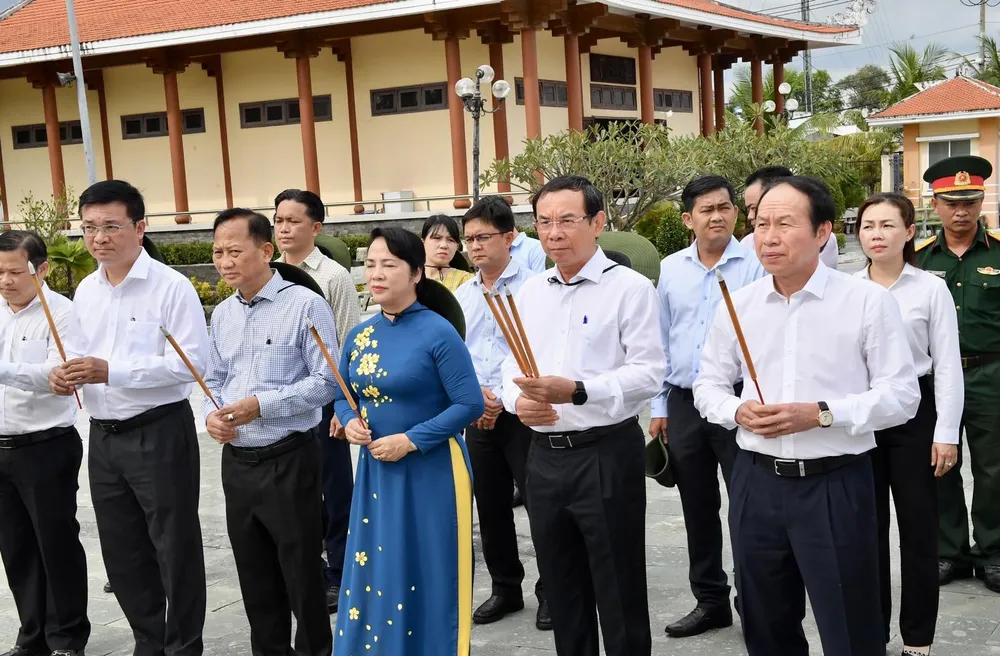 Đoàn đại biểu Trung ương và TPHCM dâng hoa, dâng hương các khu di tích lịch sử tại huyện Bình Chánh ảnh 1 Đoàn đại biểu Trung ương và TPHCM dâng hoa, dâng hương các khu di tích lịch sử tại huyện Bình Chánh ảnh 1