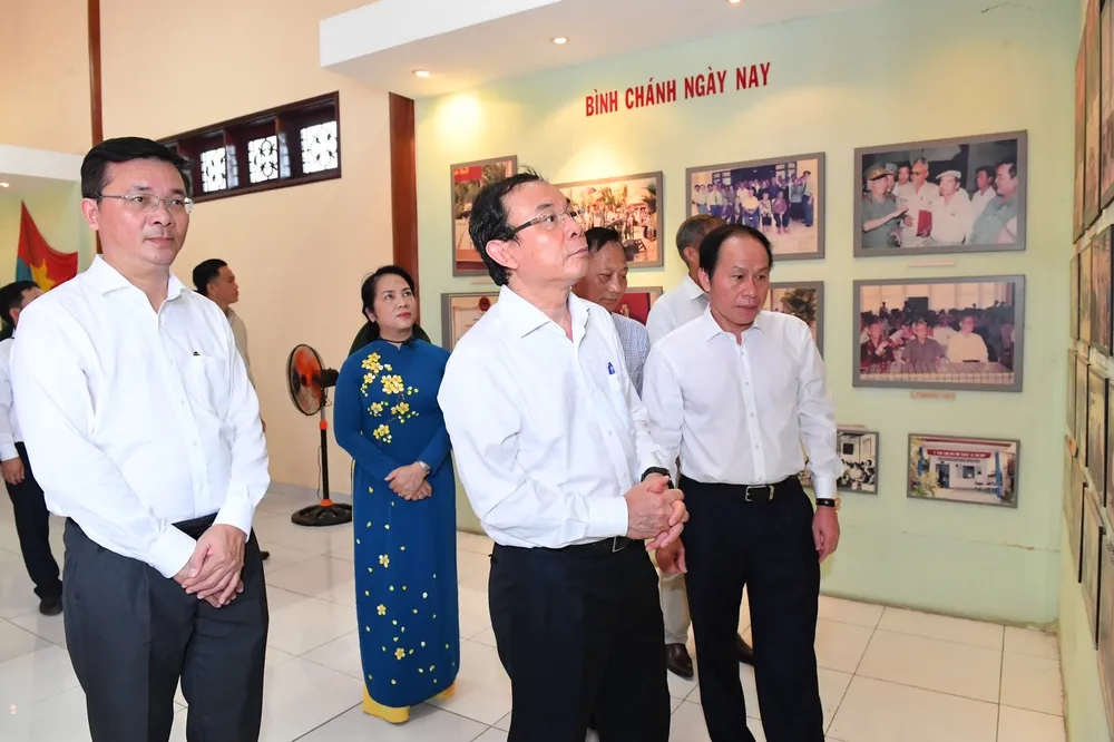 Đoàn đại biểu Trung ương và TPHCM dâng hoa, dâng hương các khu di tích lịch sử tại huyện Bình Chánh ảnh 3 Đoàn đại biểu Trung ương và TPHCM dâng hoa, dâng hương các khu di tích lịch sử tại huyện Bình Chánh ảnh 3