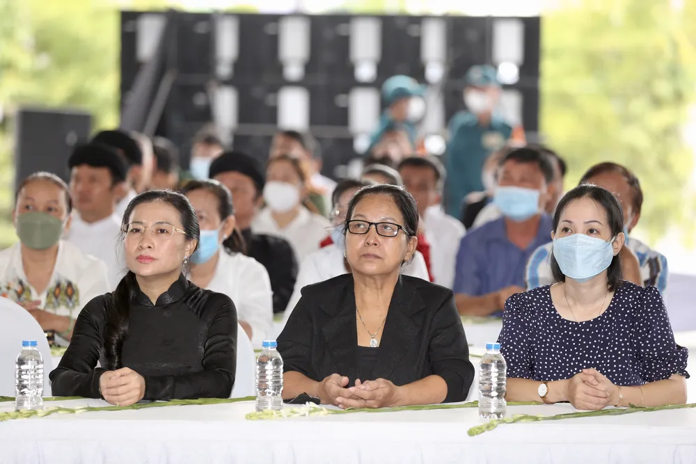 Tưởng niệm đồng bào, cán bộ, chiến sĩ hi sinh, tử vong trong đại dịch Covid-19 ảnh 8