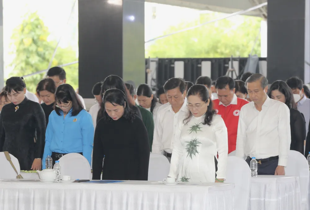 Tưởng niệm đồng bào, cán bộ, chiến sĩ hi sinh, tử vong trong đại dịch Covid-19 ảnh 2