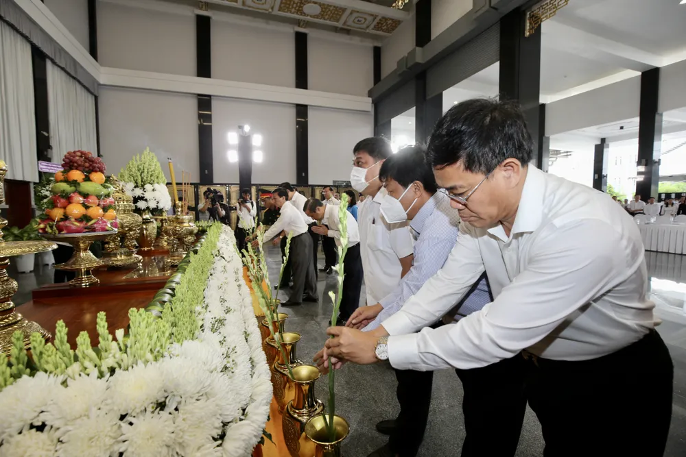 Tưởng niệm đồng bào, cán bộ, chiến sĩ hi sinh, tử vong trong đại dịch Covid-19 ảnh 10