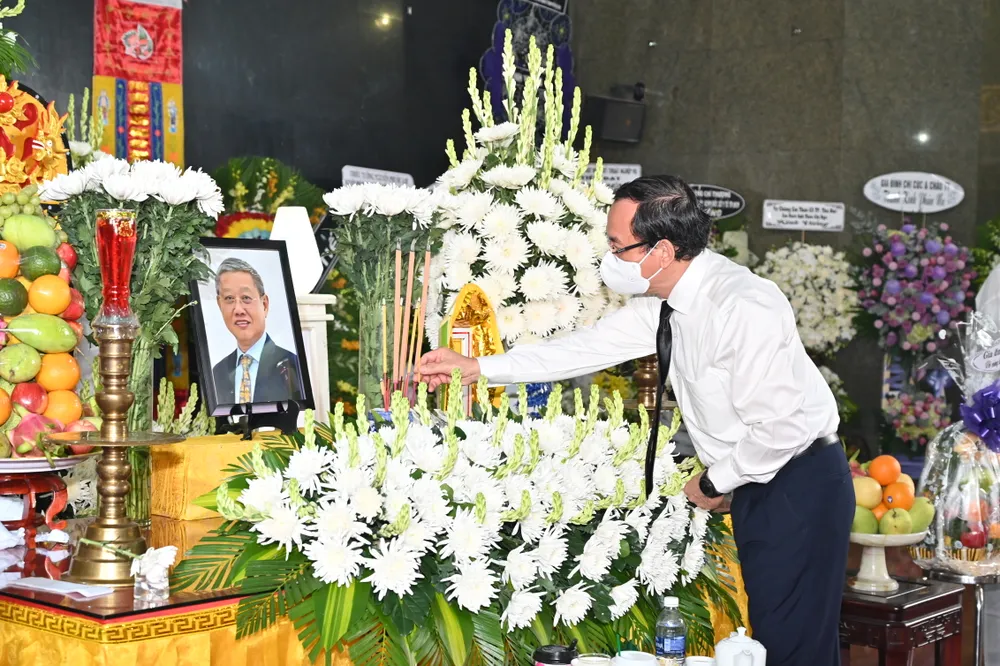Lãnh đạo TPHCM viếng tang đồng chí Hứa Ngọc Thuận ảnh 2