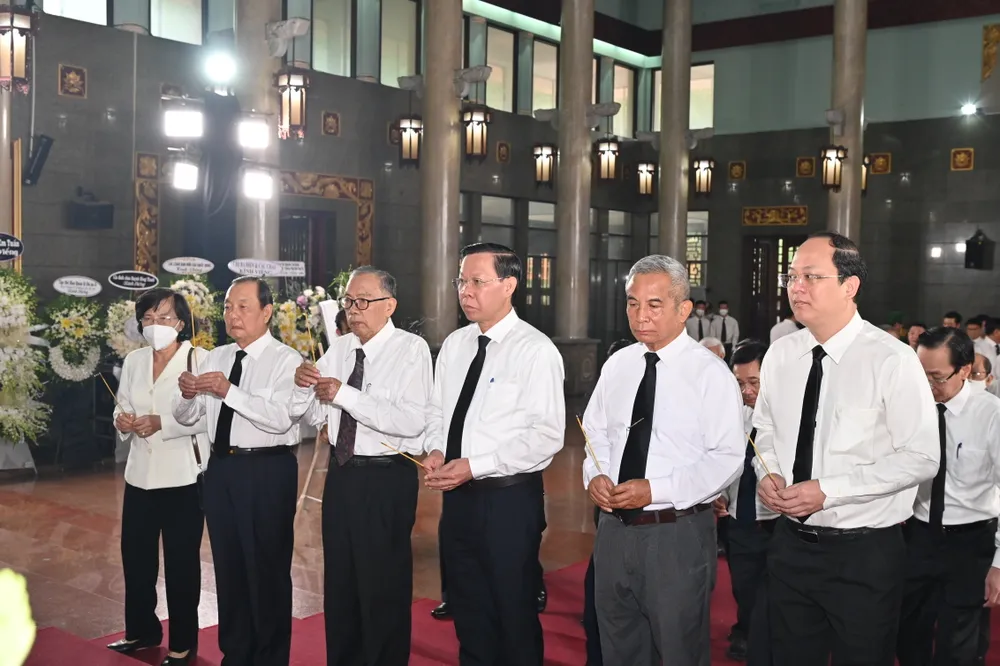 Lãnh đạo TPHCM viếng tang đồng chí Hứa Ngọc Thuận ảnh 8