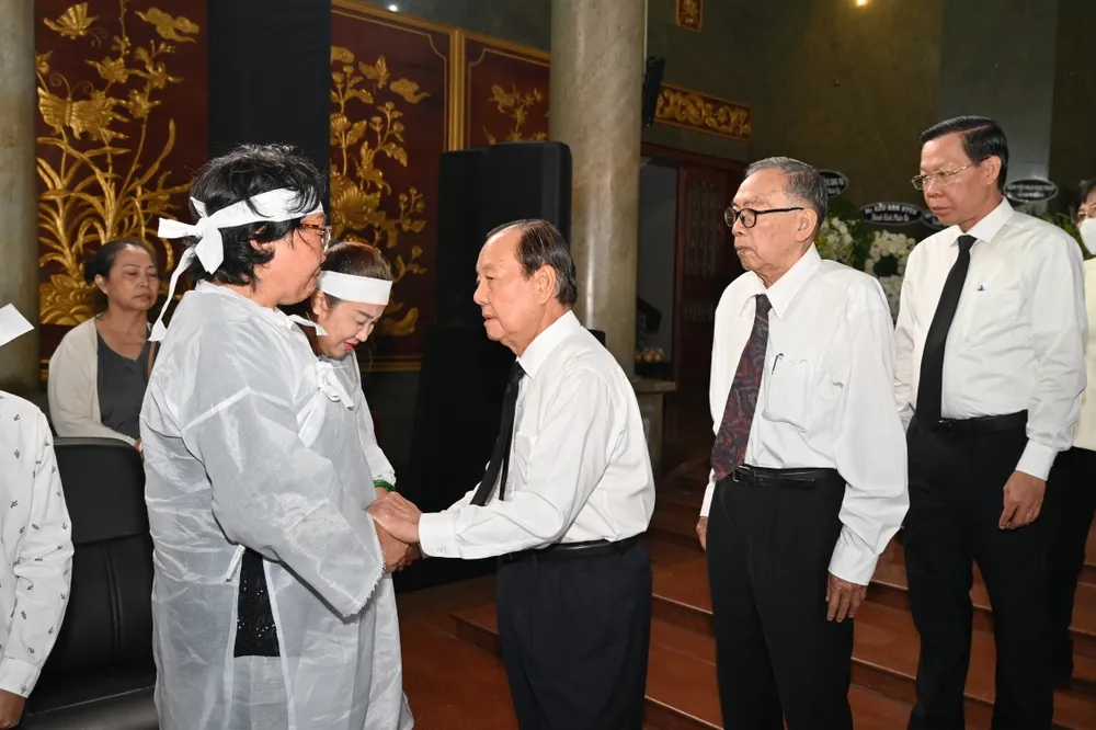 Lãnh đạo TPHCM viếng tang đồng chí Hứa Ngọc Thuận ảnh 5