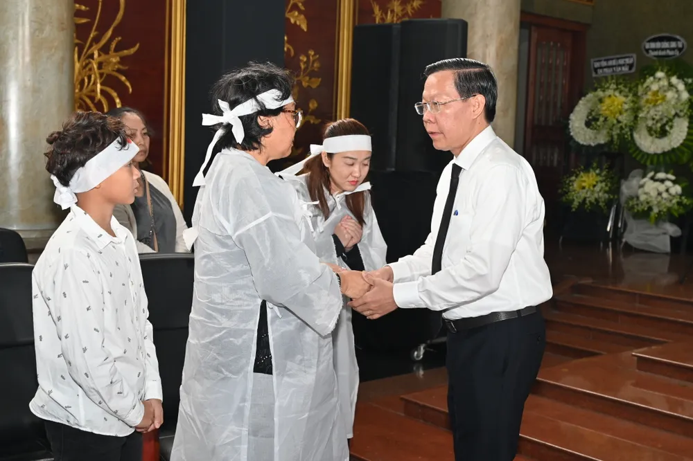 Lãnh đạo TPHCM viếng tang đồng chí Hứa Ngọc Thuận ảnh 7
