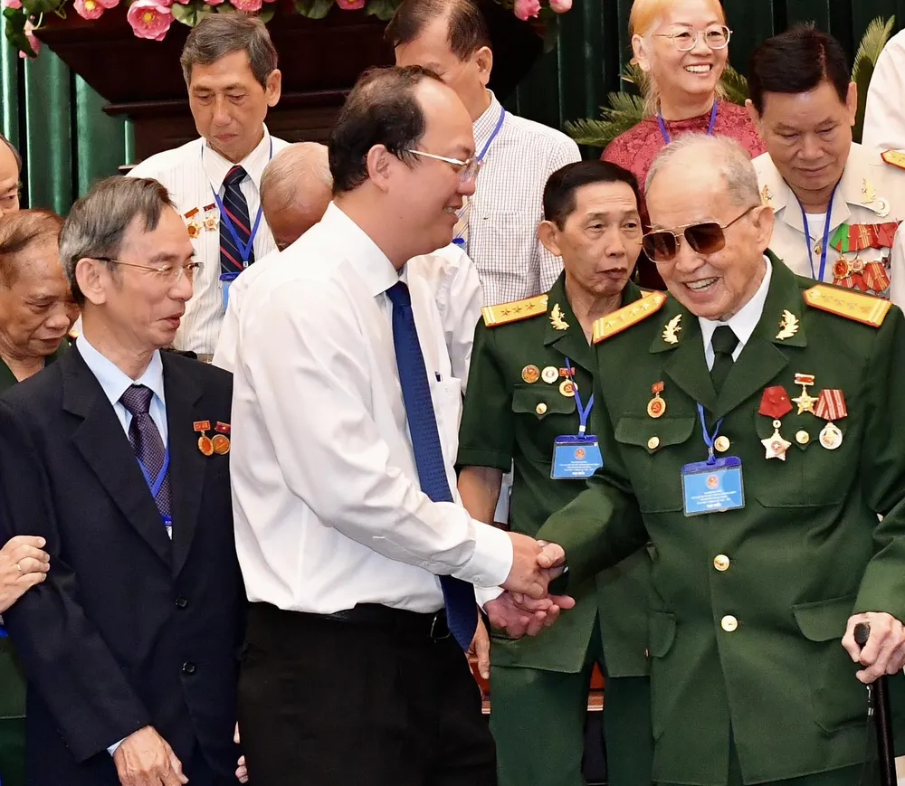 Bí thư Thành ủy TPHCM Nguyễn Văn Nên: Nhân chứng lịch sử là “báu vật” để giáo dục thế hệ nối tiếp ảnh 6