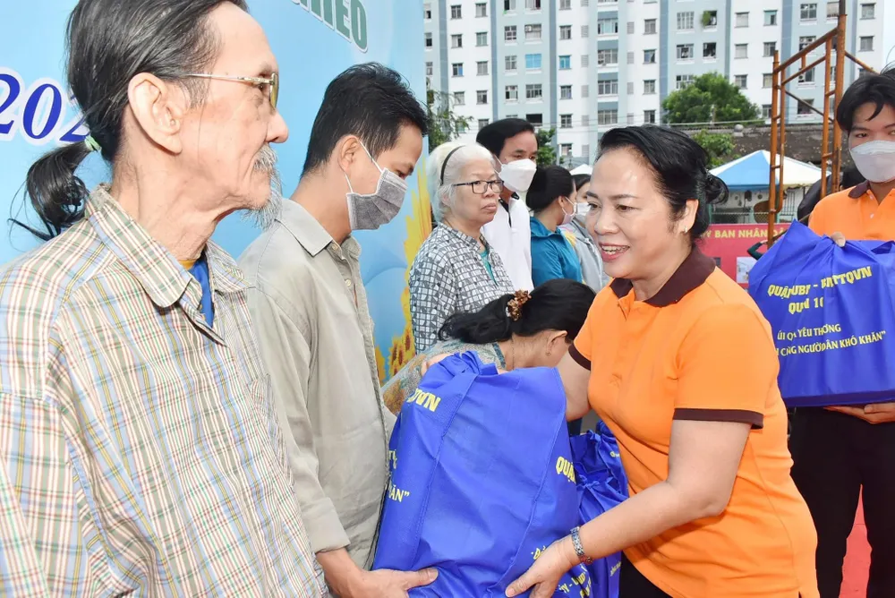 Quận 10: Hơn 5 tỷ đồng chăm lo người nghèo ảnh 2 Quận 10: Hơn 5 tỷ đồng chăm lo người nghèo ảnh 2