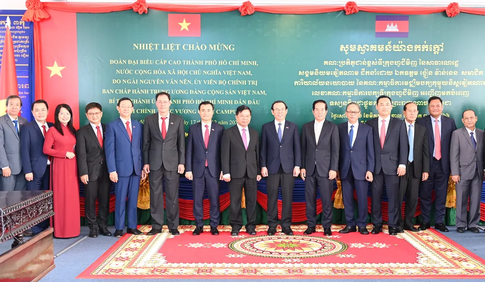 Theo lãnh đạo TPHCM và Thủ đô Phnom Penh, cả hai thành phố có cùng sứ mệnh, đều là hai trung tâm kinh tế, văn hóa, giáo dục, khoa học công nghệ… lớn của hai nước. Vì vậy, thời gian tới hai thành phố tiếp tục triển khai, phát triển những tiềm năng, điều kiện, đóng vai trò trụ cột trong hợp tác cấp địa phương. Đồng thời, góp phần nâng cao mối quan hệ tốt đẹp giữa Đảng bộ, chính quyền và nhân dân hai thành phố; tuyên truyền, giáo dục để các thế hệ sau này hiểu hơn về truyền thống gắn bó tốt đẹp giữa hai nước, hai dân tộc. Ảnh: VĂN MINH