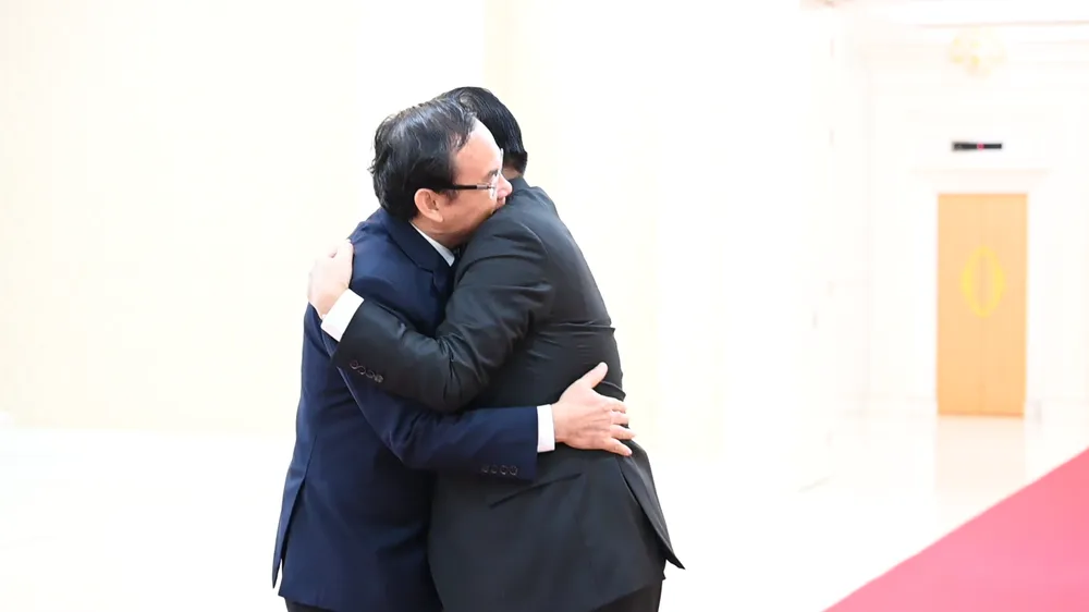 Thủ tướng Hun Sen nhiệt liệt chào đón đồng chí Nguyễn Văn Nên cùng đoàn đại biểu đến chào xã giao. Hai nhà lãnh đạo dành cho nhau những cái ôm thắm thiết trong lần gặp lại lần này; đồng thời dành nhiều thời gian để trao đổi trong buổi hội kiến. Ảnh: VĂN MINH