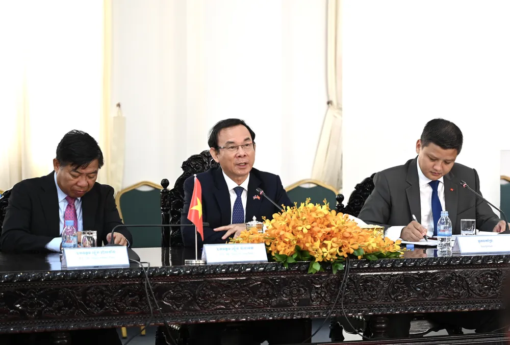 Trong cuộc hội đàm, hai nhà lãnh đạo Thủ đô Phnom Penh và TPHCM đã ôn lại truyền thống lịch sử, tình đoàn kết gắn bó keo sơn, giúp đỡ lẫn nhau của hai đất nước, hai dân tộc để có được ngày hòa bình, ổn định, phát triển như hôm nay. Ảnh: VĂN MINH