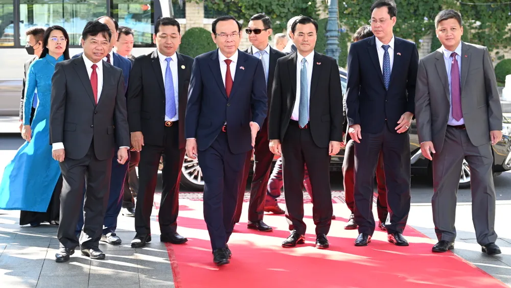 Trong khuôn khổ chuyến thăm, Bí thư Thành ủy TPHCM Nguyễn Văn Nên hội đàm với với Đô trưởng Thủ đô Phnom Penh Khuong Sreng. Ảnh: VĂN MINH