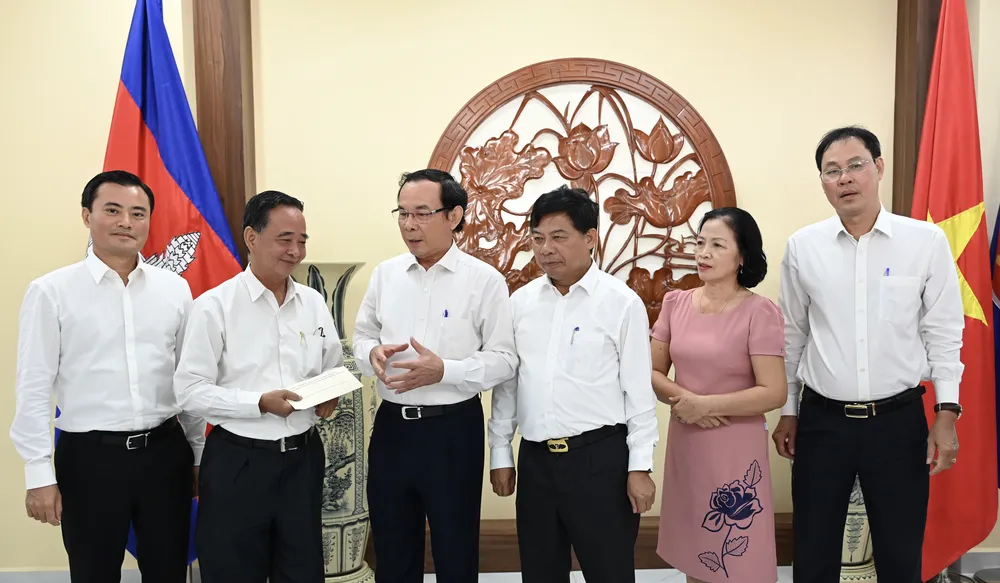 “Đây là sứ mệnh làm người của chúng ta”, đồng chí Nguyễn Văn Nên nhấn mạnh và khẳng định với vai trò của TPHCM, “thành phố vì cả nước, cùng cả nước” sẽ tiếp tục cùng hỗ trợ, chăm lo cộng đồng người Việt Nam sinh sống, làm việc tại Campuchia. Ảnh: VĂN MINH