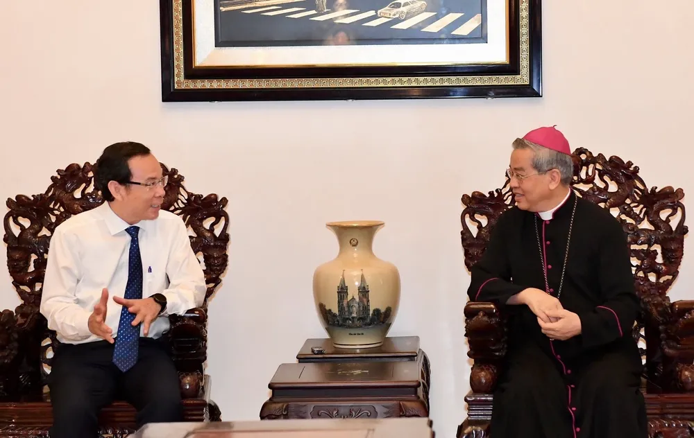 Trong không khí ấm áp, đồng chí Nguyễn Văn Nên và Đức Giuse Nguyễn Năng đã chia sẻ những kỷ niệm mùa Giáng sinh năm trước; những kết quả năm 2022 và các nhiệm vụ trọng tâm năm tới. Ảnh: VIỆT DŨNG Trong không khí ấm áp, đồng chí Nguyễn Văn Nên và Đức Giuse Nguyễn Năng đã chia sẻ những kỷ niệm mùa Giáng sinh năm trước; những kết quả năm 2022 và các nhiệm vụ trọng tâm năm tới. Ảnh: VIỆT DŨNG