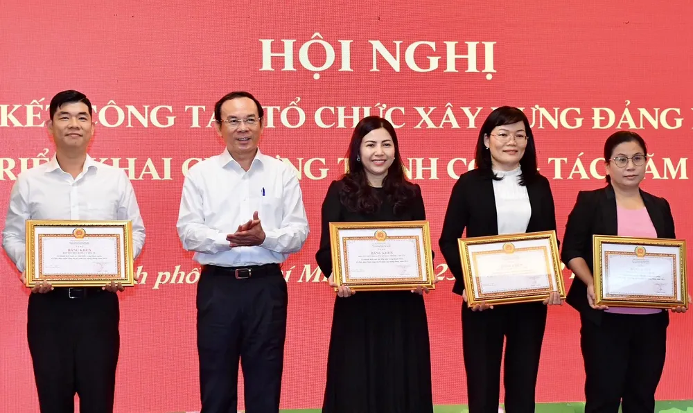 Bí thư Thành ủy TPHCM Nguyễn Văn Nên trao bằng khen của Ban Thường vụ Thành ủy cho các tập thể có thành tích trong công tác xây dựng Đảng. Ảnh: VIỆT DŨNG Bí thư Thành ủy TPHCM Nguyễn Văn Nên trao bằng khen của Ban Thường vụ Thành ủy cho các tập thể có thành tích trong công tác xây dựng Đảng. Ảnh: VIỆT DŨNG