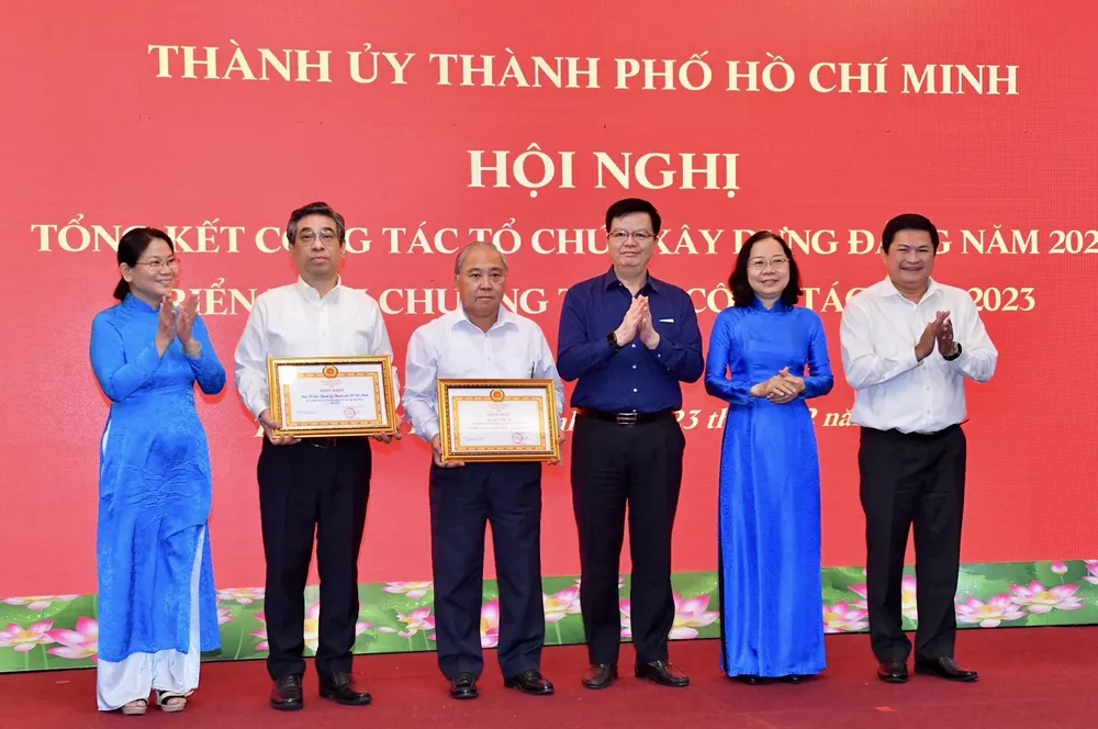 Đồng chí Mai Văn Chính, Phó Trưởng Ban Thường trực Ban Tổ chức Trung ương, trao bằng khen của Ban Tổ chức Trung ương cho Ban Tổ chức Thành ủy TPHCM và đồng chí Phó Ban Tổ chức Thành ủy TPHCM Võ Văn Tân. Ảnh: VIỆT DŨNG Đồng chí Mai Văn Chính, Phó Trưởng Ban Thường trực Ban Tổ chức Trung ương, trao bằng khen của Ban Tổ chức Trung ương cho Ban Tổ chức Thành ủy TPHCM và đồng chí Phó Ban Tổ chức Thành ủy TPHCM Võ Văn Tân. Ảnh: VIỆT DŨNG