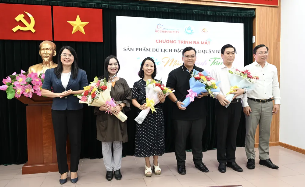 Lãnh đạo Sở Du lịch TPHCM và lãnh đạo Quận ủy quận Bình Tân tặng hoa các đơn vị tài trợ, đồng hành. Ảnh: VĂN MINH