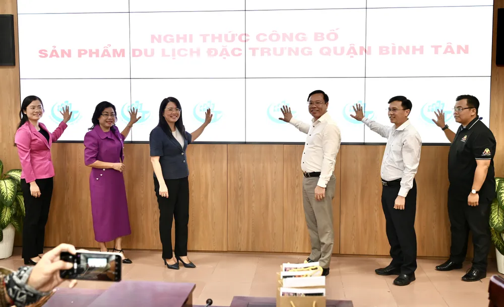 Sở Du lịch TPHCM phối hợp với UBND quận Bình Tân công bố sản phẩm du lịch “Sắc màu Bình Tân”. Ảnh: VĂN MINH