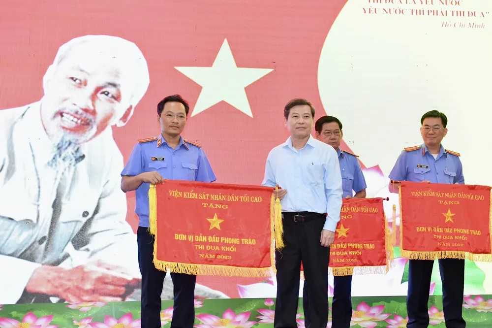 Viện trưởng Viện KSND Tối cao Lê Minh Trí trao Cờ thi đua ngành Kiểm sát nhân dân cho các đơn vị. Ảnh: VIỆT DŨNG