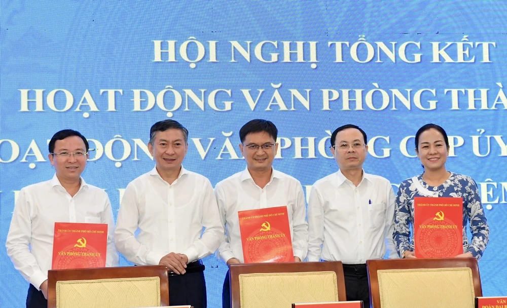 Phó Chánh Văn phòng Trung ương Đảng Lê Khánh Toàn và Phó Bí thư Thành ủy TPHCM Nguyễn Văn Hiếu chứng kiến lễ ký kết quy chế phối hợp giữa Văn phòng Thành ủy TPHCM, Văn phòng UBND TPHCM, Văn phòng Đoàn đại biểu Quốc hội và HĐND TPHCM. Ảnh: VIỆT DŨNG