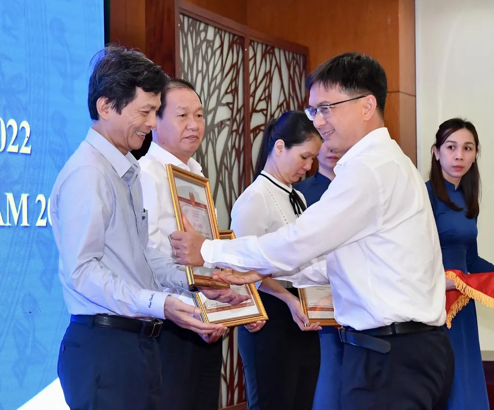 Cùng với đó, Ban Thường vụ Thành ủy TPHCM tặng bằng khen 8 tập thể có thành tích xuất sắc tiêu biểu, dẫn đầu cụm thi đua văn phòng cấp ủy năm 2022 và 18 tập thể đạt 5 năm liên tục hoàn thành xuất sắc nhiệm vụ. Ảnh: VIỆT DŨNG Cùng với đó, Ban Thường vụ Thành ủy TPHCM tặng bằng khen 8 tập thể có thành tích xuất sắc tiêu biểu, dẫn đầu cụm thi đua văn phòng cấp ủy năm 2022 và 18 tập thể đạt 5 năm liên tục hoàn thành xuất sắc nhiệm vụ. Ảnh: VIỆT DŨNG