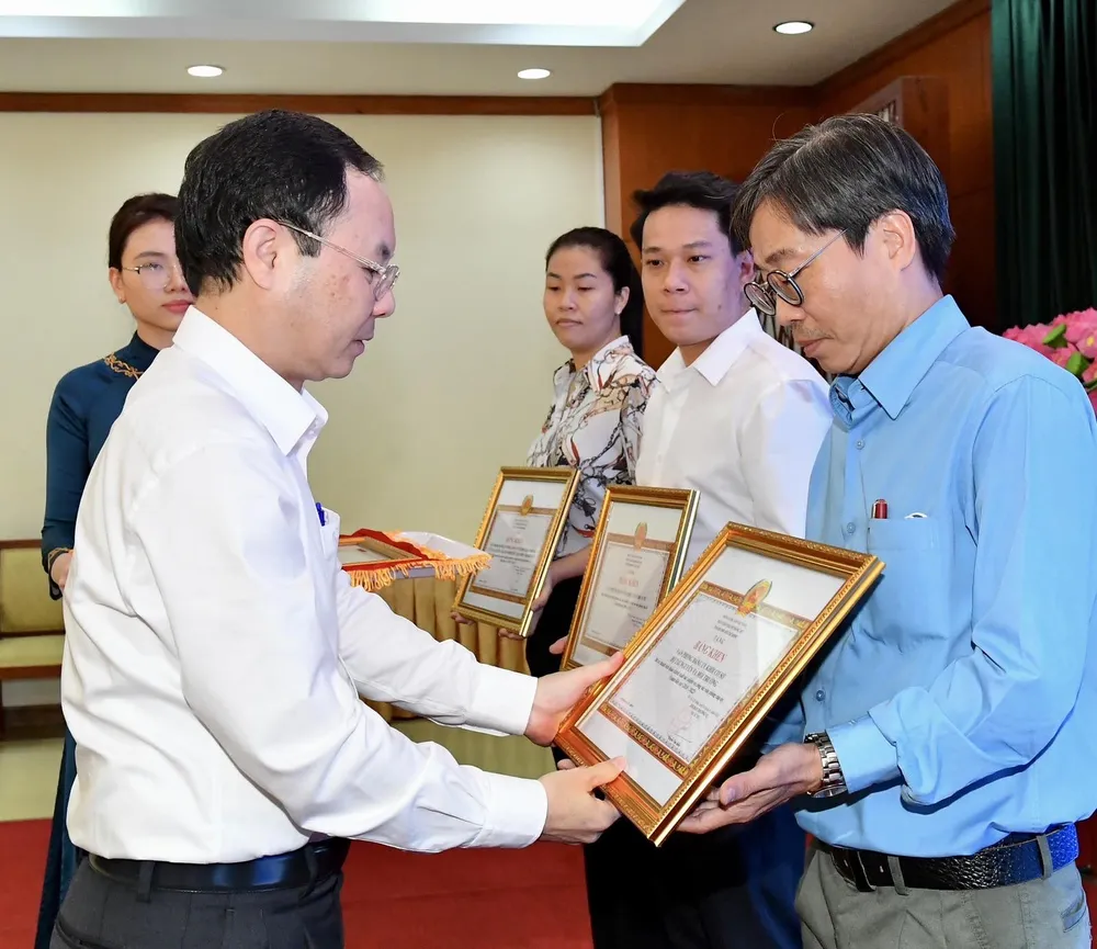 Dịp này, Ban Thường vụ Thành ủy TPHCM tặng bằng khen cho 2 phòng chuyên môn Văn phòng Thành ủy TPHCM đạt hoàn thành xuất sắc nhiệm vụ năm 2022. Ảnh: VIỆT DŨNG Dịp này, Ban Thường vụ Thành ủy TPHCM tặng bằng khen cho 2 phòng chuyên môn Văn phòng Thành ủy TPHCM đạt hoàn thành xuất sắc nhiệm vụ năm 2022. Ảnh: VIỆT DŨNG