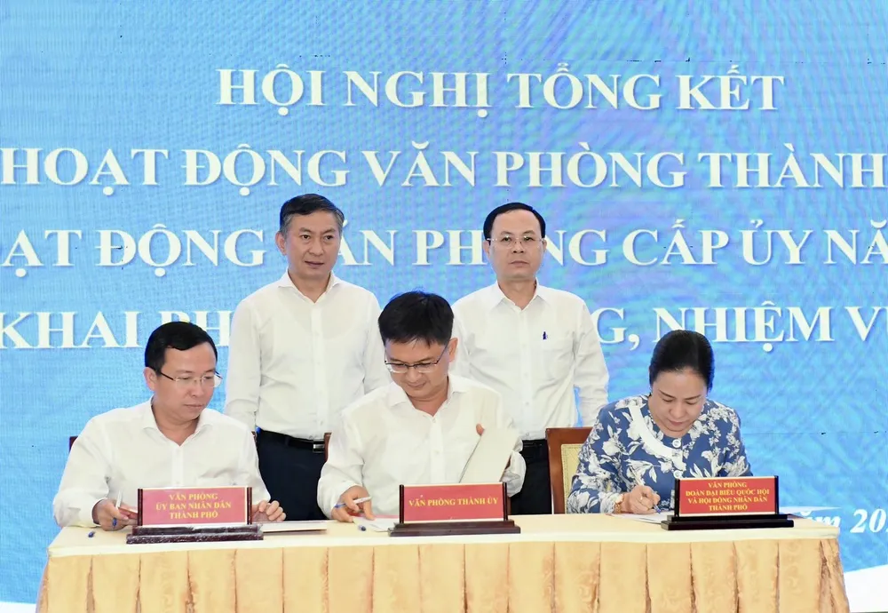 Văn phòng Thành ủy TPHCM, Văn phòng UBND TPHCM, Văn phòng Đoàn đại biểu Quốc hội và HĐND TPHCM ký kết quy chế phối hợp. Ảnh: VIỆT DŨNG Văn phòng Thành ủy TPHCM, Văn phòng UBND TPHCM, Văn phòng Đoàn đại biểu Quốc hội và HĐND TPHCM ký kết quy chế phối hợp. Ảnh: VIỆT DŨNG