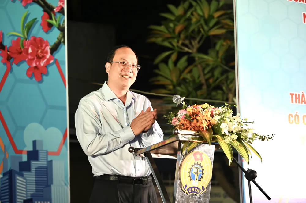 Phó Bí thư Thành ủy TPHCM Nguyễn Hồ Hải tri ân những đóng góp của đoàn viên công đoàn, người lao động trên địa bàn quận Bình Tân. Ảnh: VĂN MINH