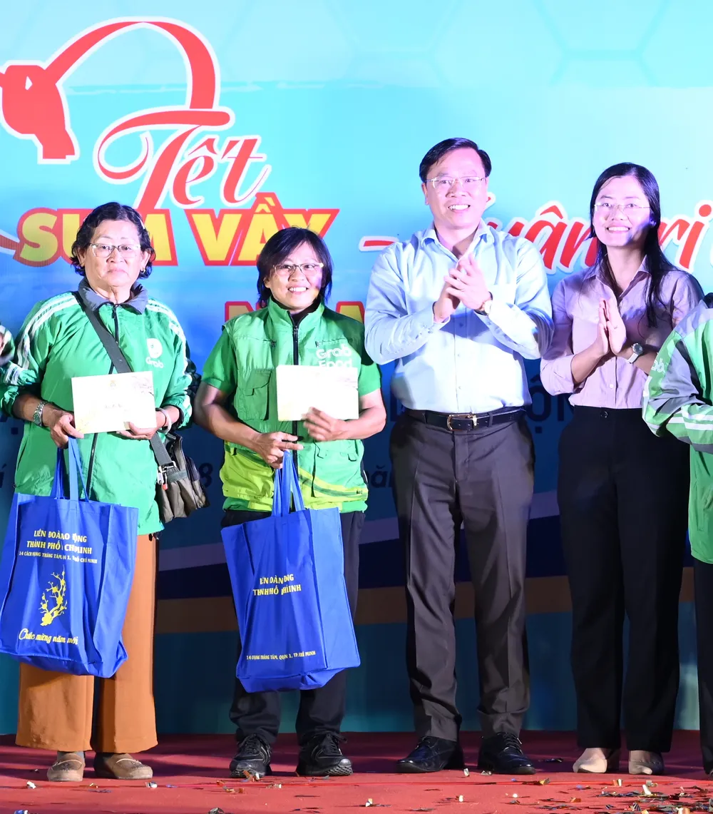 Bí thư Quận ủy quận Bình Tân Huỳnh Khắc Điệp và Phó Chủ tịch UBND quận Bình Tân Lê Thị Ngọc Dung trao quà tết đến đoàn viên công đoàn, người lao động. Ảnh: VĂN MINH