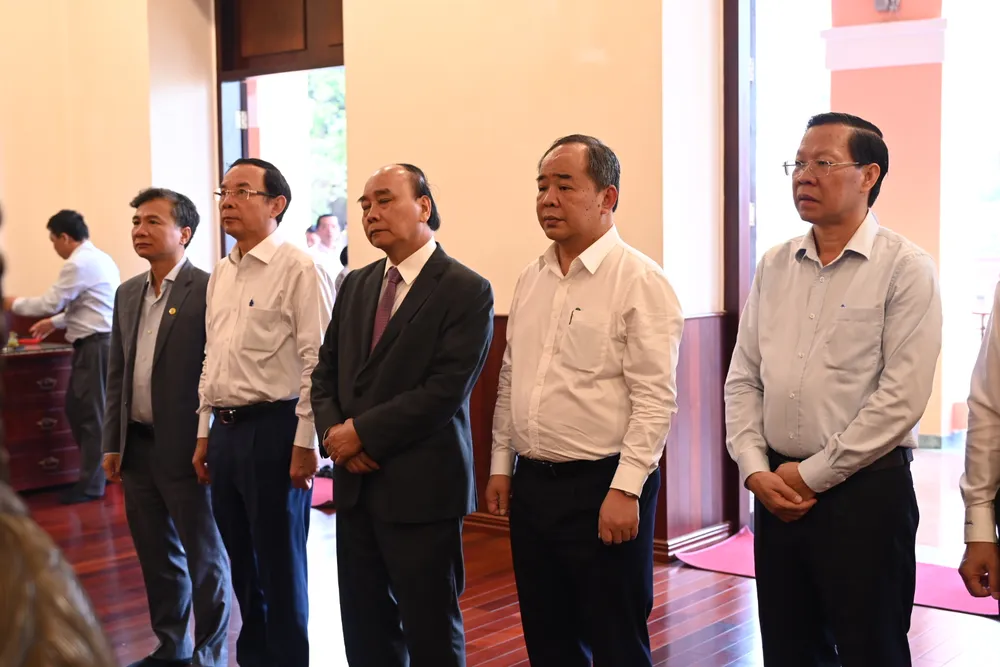 Đoàn lãnh đạo Đảng, nhà nước do Chủ tịch nước Nguyễn Xuân Phúc làm trưởng đoàn đã đến dâng hoa, dâng hương Chủ tịch Hồ Chí Minh và Chủ tịch Tôn Đức Thắng tại Bảo tàng Hồ Chí Minh chi nhánh TPHCM. Ảnh: VĂN MINH Đoàn lãnh đạo Đảng, nhà nước do Chủ tịch nước Nguyễn Xuân Phúc làm trưởng đoàn đã đến dâng hoa, dâng hương Chủ tịch Hồ Chí Minh và Chủ tịch Tôn Đức Thắng tại Bảo tàng Hồ Chí Minh chi nhánh TPHCM. Ảnh: VĂN MINH