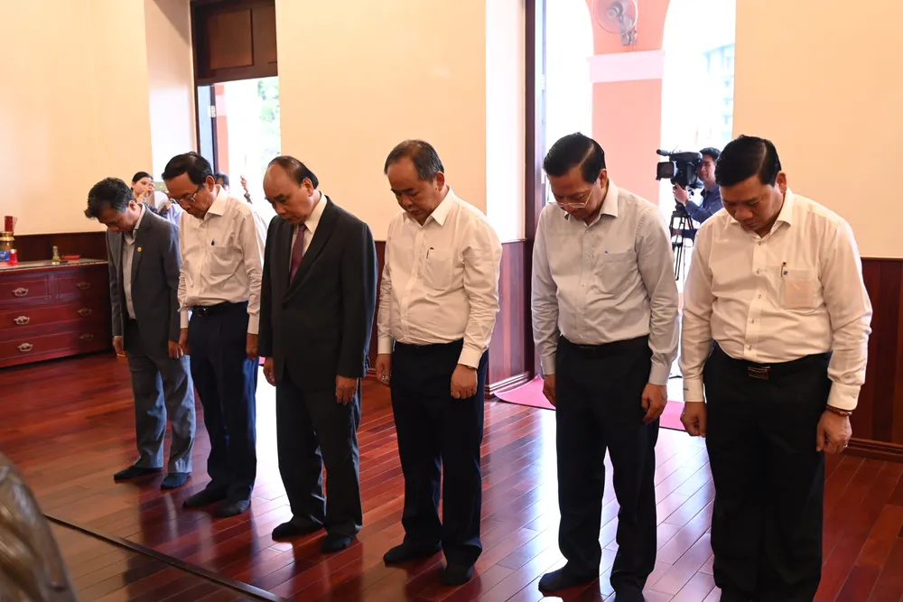 Chủ tịch nước Nguyễn Xuân Phúc và Bí thư Thành ủy Nguyễn Văn Nên cùng các đồng chí trong đoàn dành phút mặc niệm tưởng niệm Chủ tịch Hồ Chí Minh. Ảnh: VĂN MINH Chủ tịch nước Nguyễn Xuân Phúc và Bí thư Thành ủy Nguyễn Văn Nên cùng các đồng chí trong đoàn dành phút mặc niệm tưởng niệm Chủ tịch Hồ Chí Minh. Ảnh: VĂN MINH