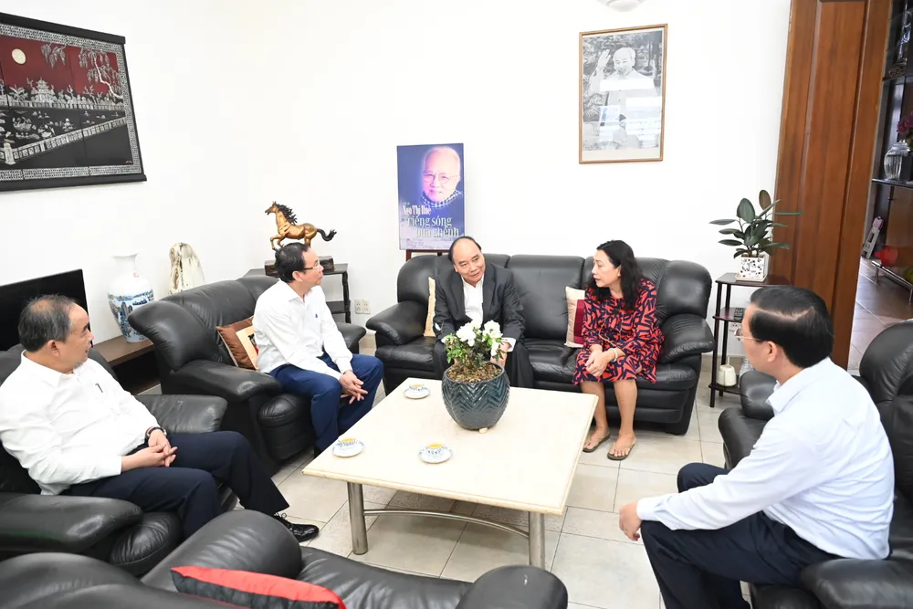 Chủ tịch nước gửi lời thăm hỏi, lời chúc sức khỏe, chúc mừng năm mới đến gia đình của cố Tổng Bí thư Nguyễn Văn Linh và cố phu nhân Ngô Thị Huệ. Ảnh: VĂN MINH Chủ tịch nước gửi lời thăm hỏi, lời chúc sức khỏe, chúc mừng năm mới đến gia đình của cố Tổng Bí thư Nguyễn Văn Linh và cố phu nhân Ngô Thị Huệ. Ảnh: VĂN MINH