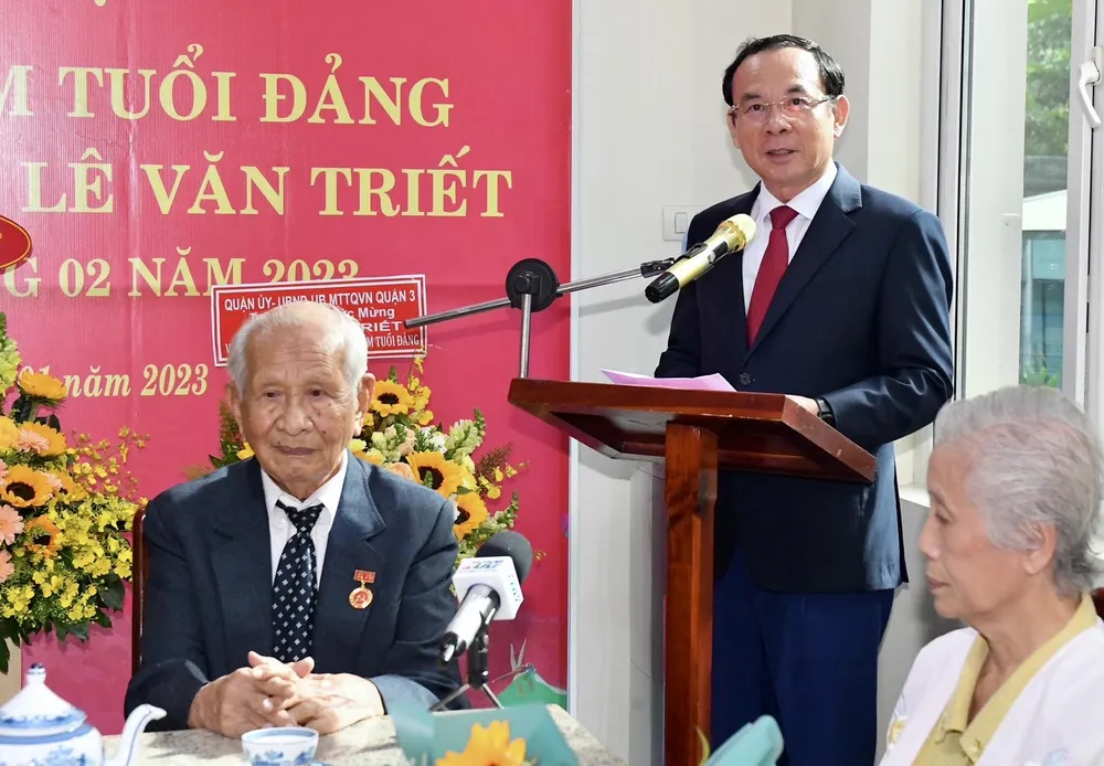 Bí thư Thành ủy TPHCM bày tỏ, dù đương chức hay nghỉ hưu, ở cương vị nào, đồng chí Lê Văn Triết vẫn là một trong những cán bộ năng động, sáng tạo, tận tuỵ cống hiến, dám nghĩ, dám làm, hết lòng hết sức vì sự nghiệp xây dựng và phát triển đất nước. Ảnh: VIỆT DŨNG