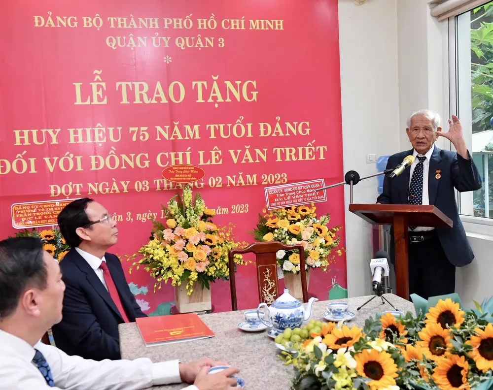 Đồng chí Lê Văn Triết phát biểu chia sẻ cảm xúc khi vinh dự nhận Huy hiệu 75 năm tuổi Đảng. Ảnh: VIỆT DŨNG