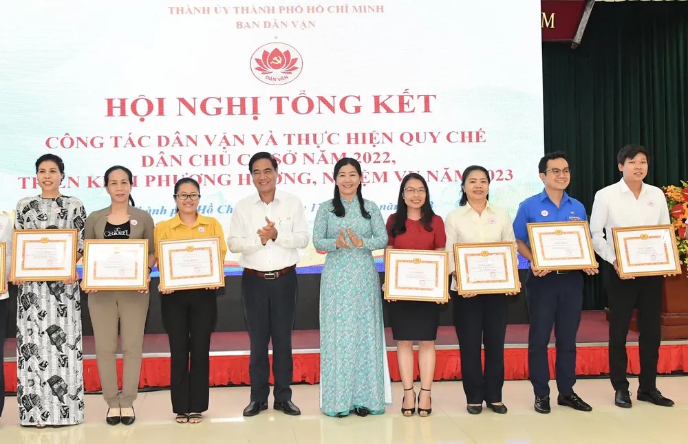 Phó Trưởng ban Thường trực Ban Dân vận Thành ủy TPHCM Nguyễn Thị Bạch Mai và Phó Trưởng Ban Dân vận Thành ủy TPHCM Ngô Văn Luận trao giấy khen của Ban Dân vận Thành ủy TPHCM cho các tập thể. Ảnh: VIỆT DŨNG Phó Trưởng ban Thường trực Ban Dân vận Thành ủy TPHCM Nguyễn Thị Bạch Mai và Phó Trưởng Ban Dân vận Thành ủy TPHCM Ngô Văn Luận trao giấy khen của Ban Dân vận Thành ủy TPHCM cho các tập thể. Ảnh: VIỆT DŨNG