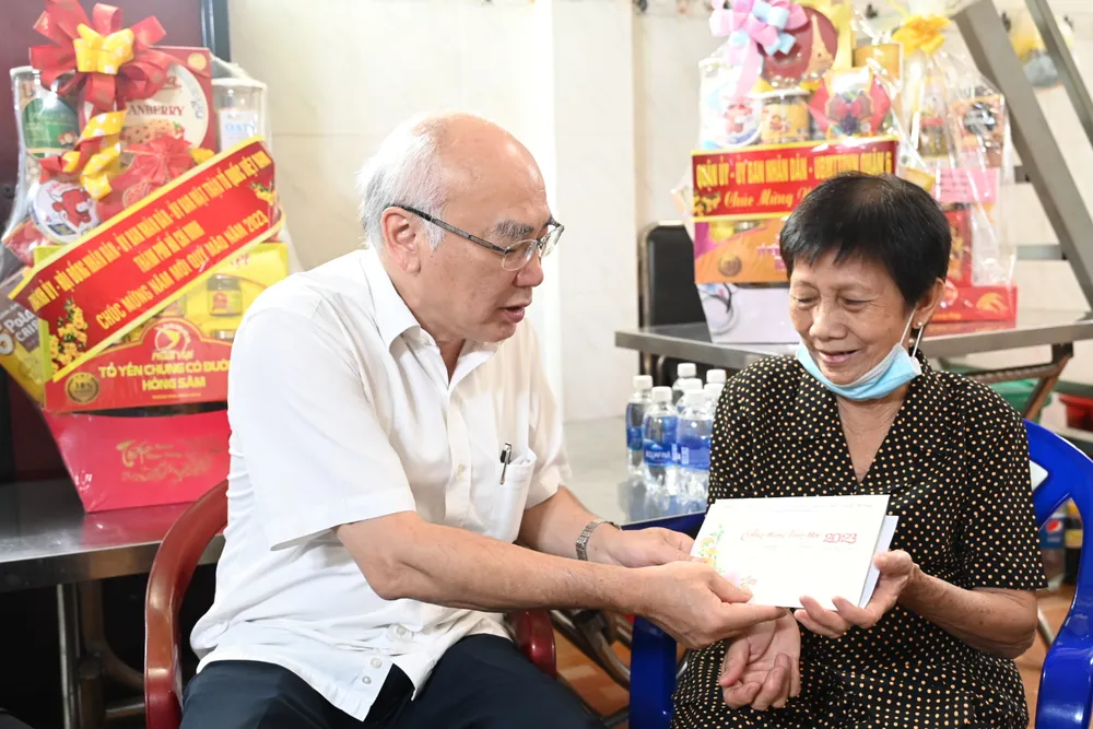 Đồng chí Phan Nguyễn Như Khuê thăm hỏi, tặng quà gia đình bà Lương Hà Nữ. Ảnh: VĂN MINH