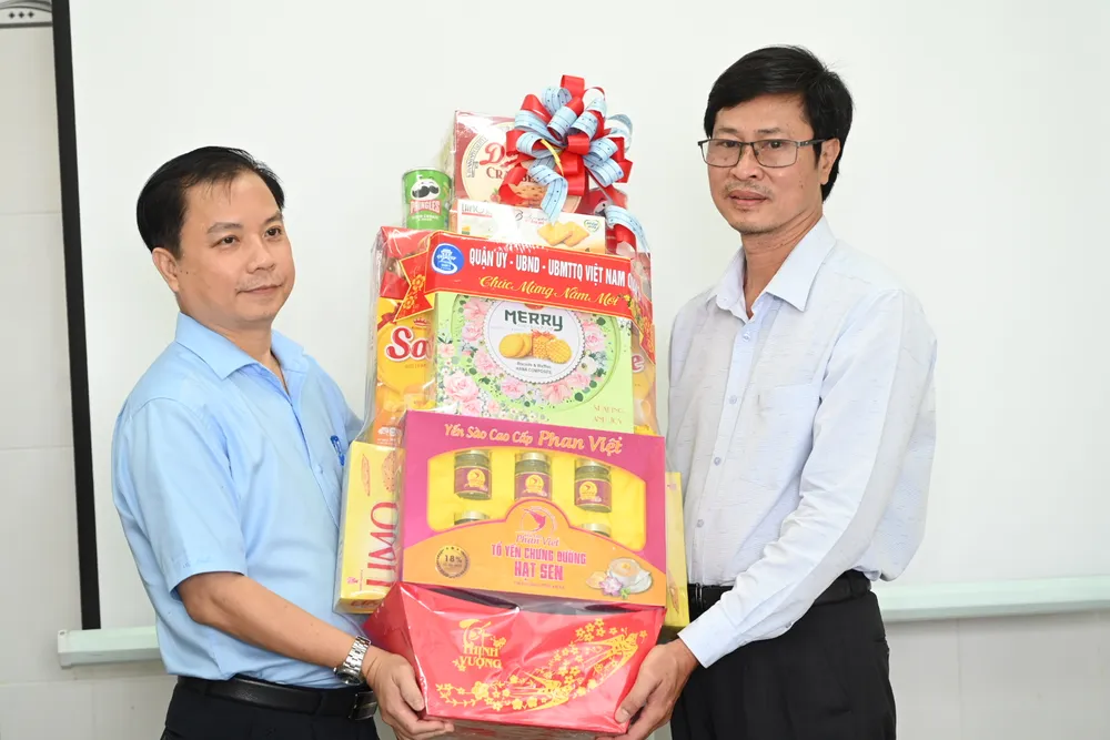 Bí thư Quận ủy Quận 6 Ma Xuân Việt trao quà đến Bệnh viện Quận 6. Ảnh: VĂN MINH