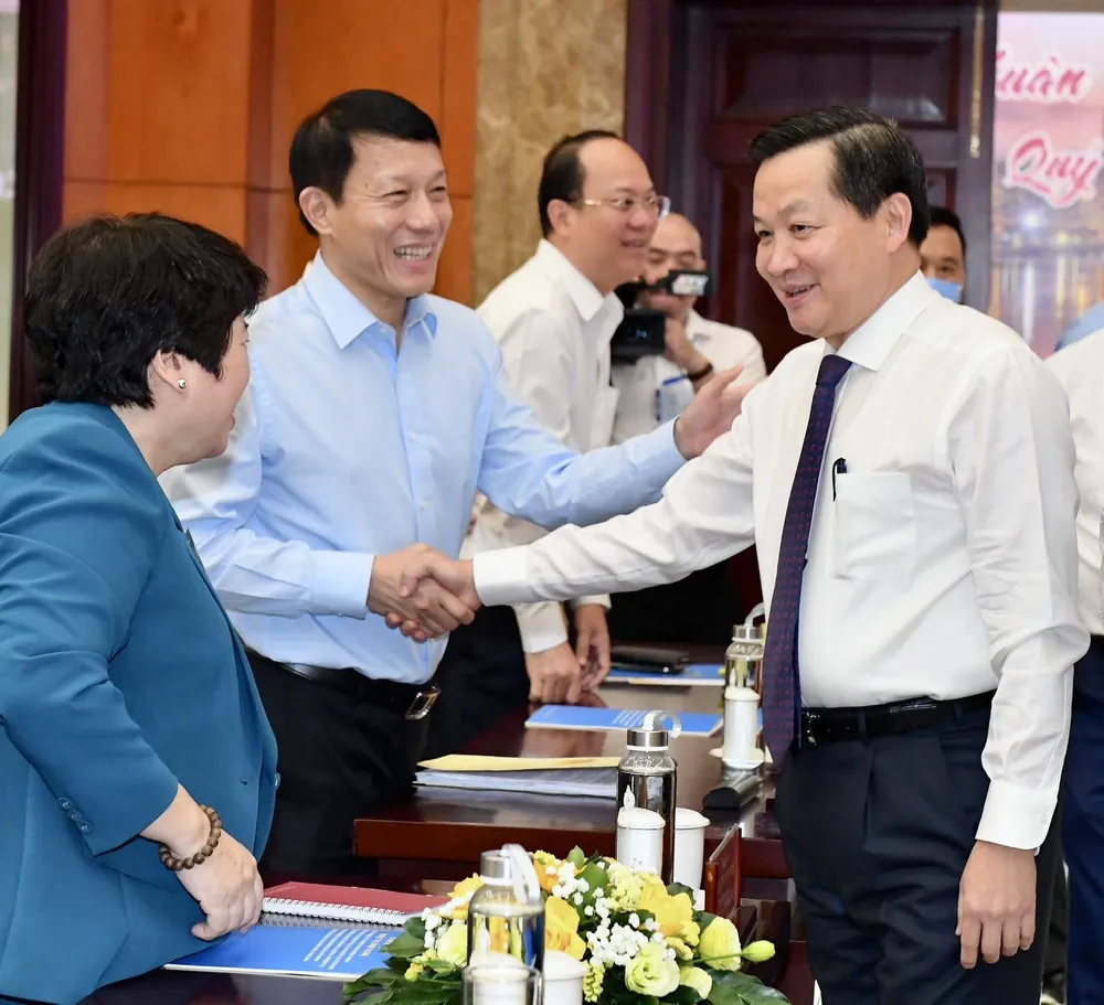 Phó Thủ tướng Chính phủ Lê Minh Khái trao đổi với các đại biểu. Ảnh: VIỆT DŨNG Phó Thủ tướng Chính phủ Lê Minh Khái trao đổi với các đại biểu. Ảnh: VIỆT DŨNG