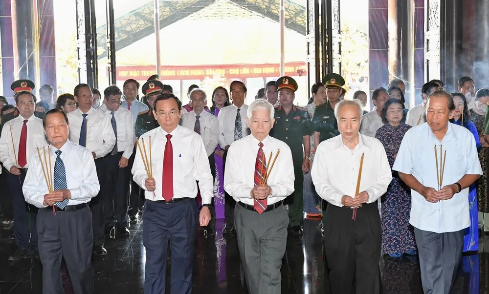Các đồng chí lãnh đạo, nguyên lãnh đạo Đảng, Nhà nước và TPHCM dâng hương tưởng nhớ Chủ tịch Hồ Chí Minh, các Mẹ Việt Nam Anh hùng, các anh hùng, liệt sĩ, sáng 26-1-2023. Ảnh: VIỆT DŨNG Các đồng chí lãnh đạo, nguyên lãnh đạo Đảng, Nhà nước và TPHCM dâng hương tưởng nhớ Chủ tịch Hồ Chí Minh, các Mẹ Việt Nam Anh hùng, các anh hùng, liệt sĩ, sáng 26-1-2023. Ảnh: VIỆT DŨNG